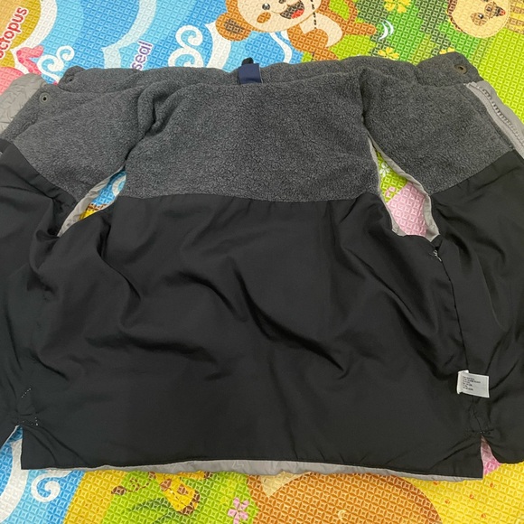 Baby gap puffer vests- navy & grey 2t & 3t EUC 2 pcs - Picture 6 of 7